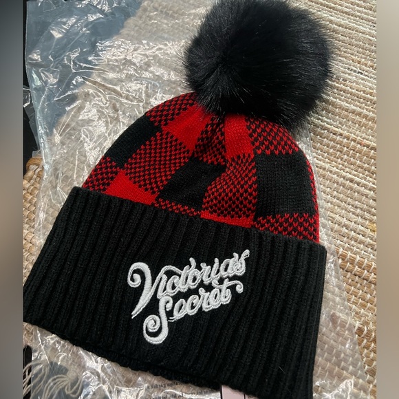 Victoria’s Secret beanie with pom Buffalo check red black fall winter NEW NWT 🎁 - Picture 1 of 5